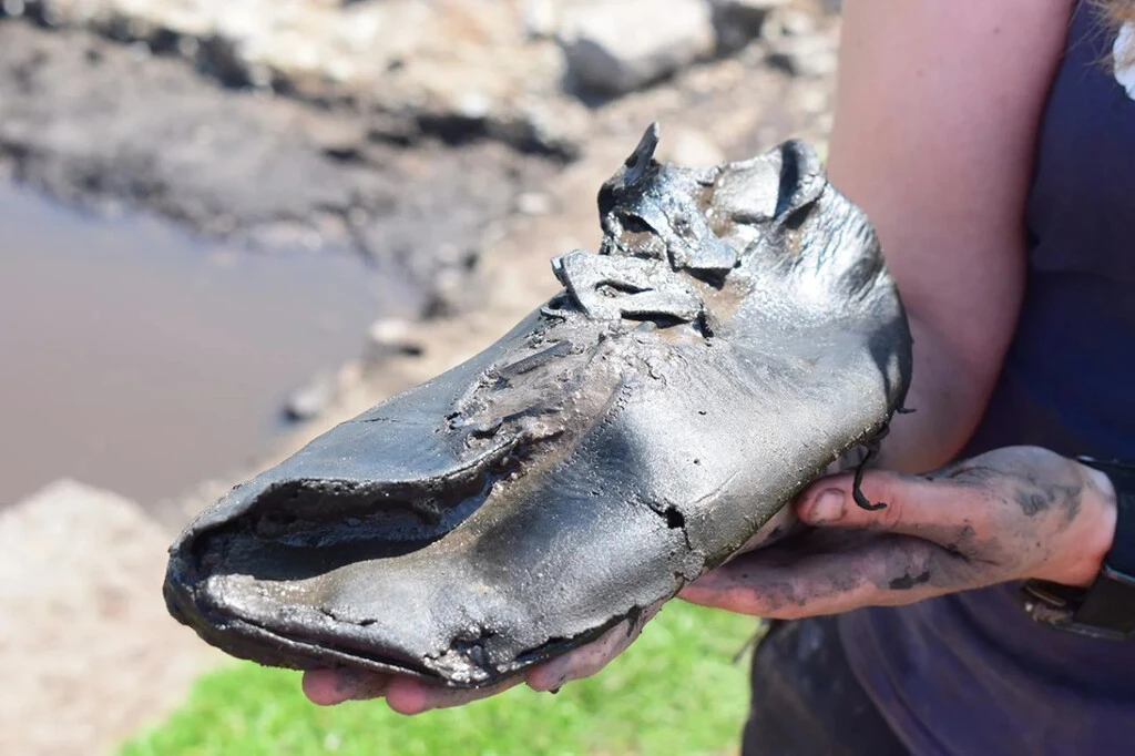 Una colección de zapatos romanos sorprende por su tamaño: el hallazgo en Inglaterra que desconcierta a los arqueólogos 