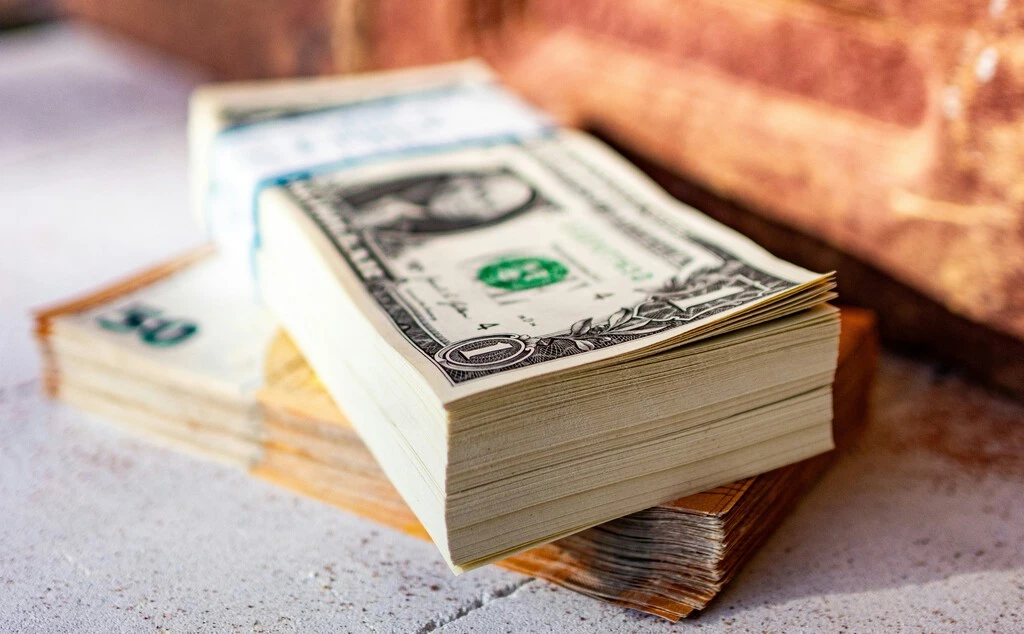 Un jefe se creyó con el derecho de pedir a los trabajadores que no hablaran de sus sueldos. Hasta que le dieron con la ley en la cara 