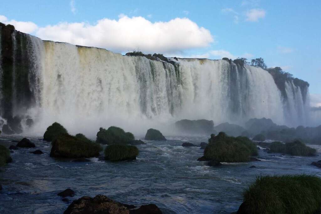 El estrecho de Dinamarca tiene la cascada más grande y diferente del mundo: está oculta bajo el agua 