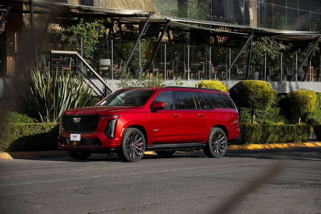 Cadillac Escalade 2025 llega a México: la casa rodante de lujo con asientos masajeadores, pantalla de 55 pulgadas, Wi-Fi y refrigerador 