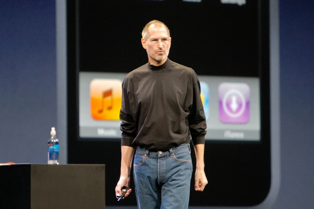 Steve Jobs subió al escenario en 2007 con un iPhone que apenas funcionaba: se salvó con un guión sin improvisación  