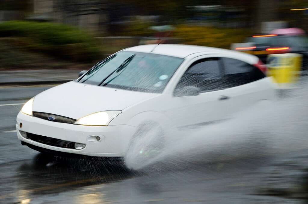 Cómo frenar un auto si me quedo sin frenos 