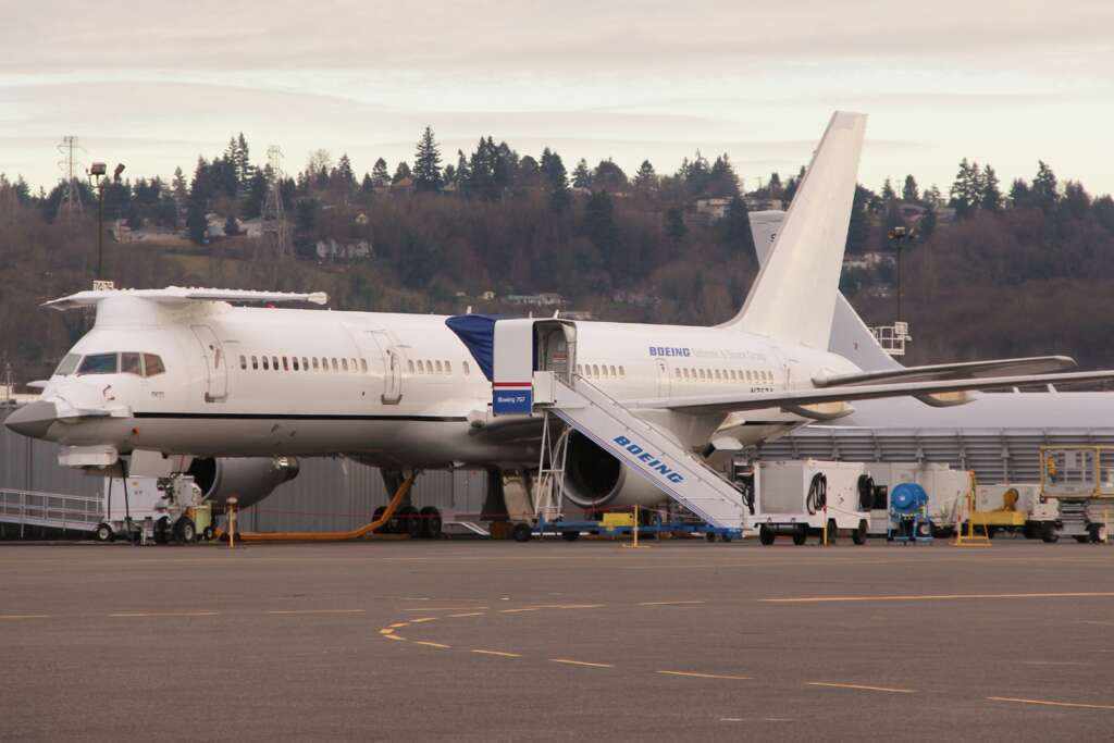 El software del F-22 Raptor, el avión de caza más avanzado del mundo, es tan complejo que prueban las actualizaciones en un Boeing 757 único 