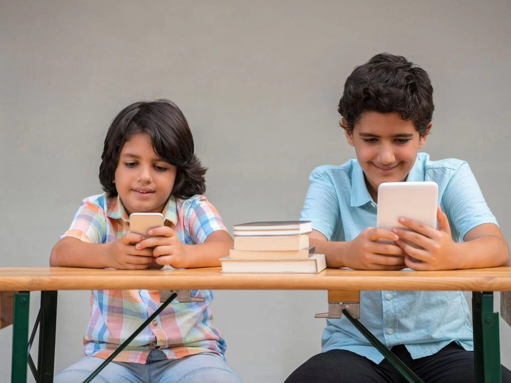 CDMX ya puso reglas a los celulares en escuelas: el Congreso aprueba regulación para primarias y secundarias 