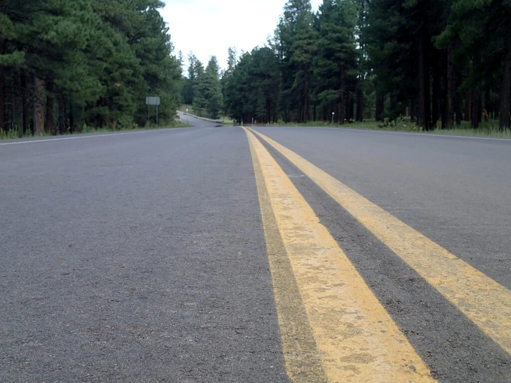Un derrame de alquitrán en 1901 inspiró lo que hoy conocemos como asfalto y transformó las carreteras para siempre 