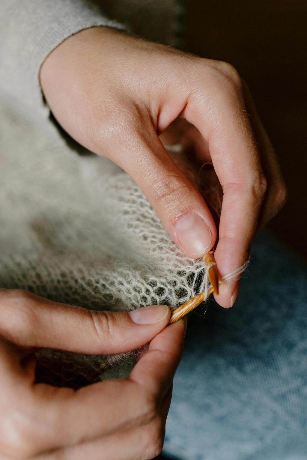 Esta actividad no es solo de las abuelitas: cómo una generación adicta a las pantallas se está enganchando con tejer y coser 