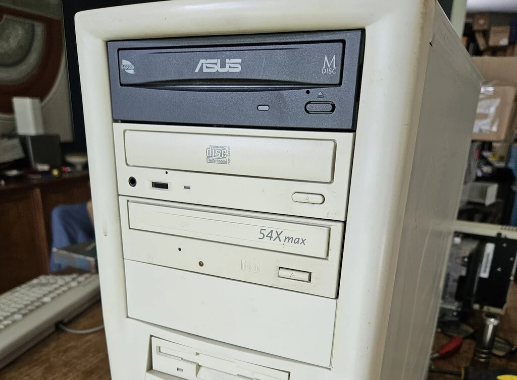 Compró este ordenador por 10 dólares pensando que era vintage, pero no imaginaba lo que contenía en su interior