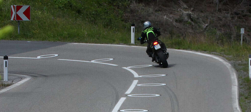 Un simple círculo pintado en la carretera salva vidas de motociclistas: el proyecto que ha reducido hasta el 80% de accidentes en este país 