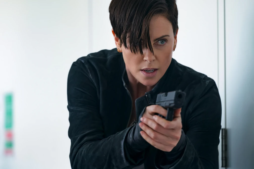 Charlize Theron regresa a la ciencia ficción el 2 de julio con la secuela de una de las películas más exitosas de Netflix: mira aquí el tráiler 