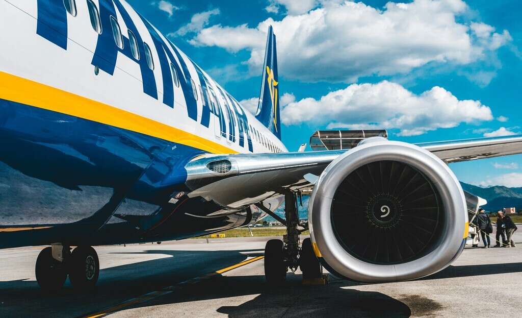 Ryanair se desploma y creen que hay que bajar precios. Romper relaciones con Booking o Kiwi y sus tratos a viajeros no ayudaron 