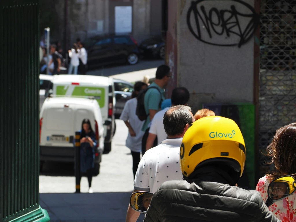 Un juzgado de Barcelona dicta una sentencia histórica contra Glovo. Y la empresa ya tiene alternativas para no contratar a sus 'riders' 