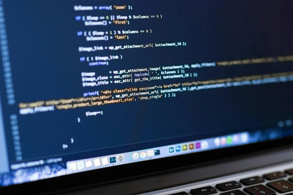Los jóvenes ya no saben programar gracias a la IA: lo mismo que sucedió con las calculadoras hace medio siglo 