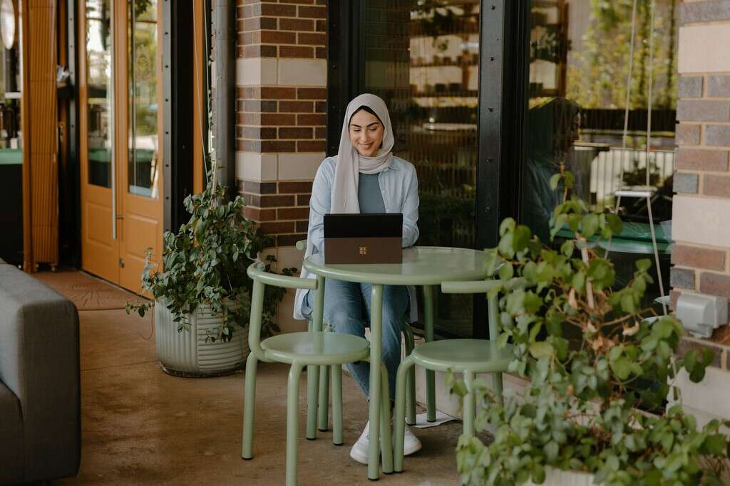 Las cafeterías están prohibiendo teletrabajar en sus mesas: estas son las razones que dan para hacerlo 