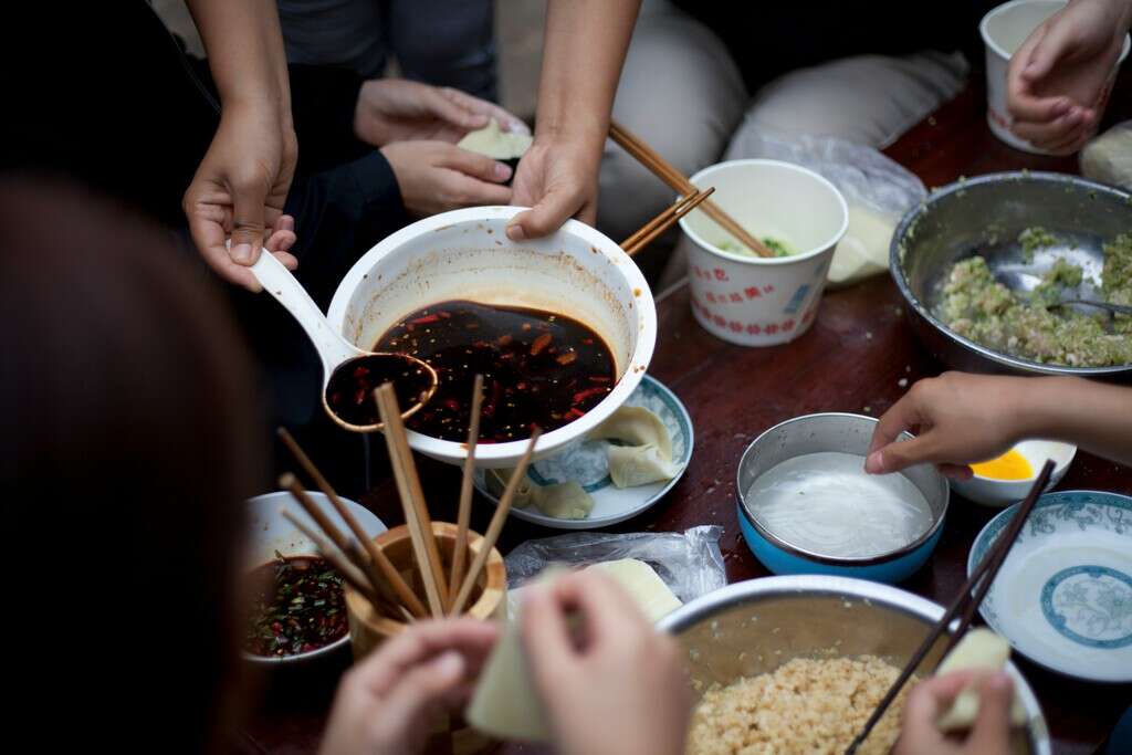 Los jóvenes en China tienen un nuevo desafío que mostrar en redes: vivir con menos de 70 dólares para comida en plena crisis laboral 