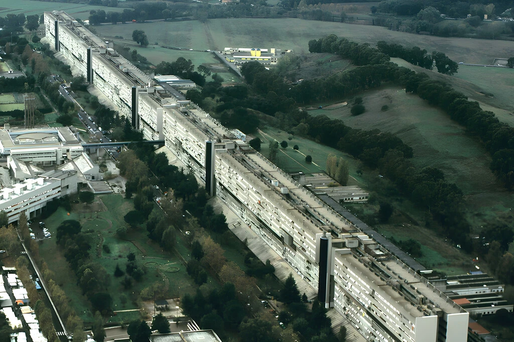 En 1972, Italia quiso poner una ciudad entera dentro de un edificio de un kilómetro. 50 años después aún paga las consecuencias 