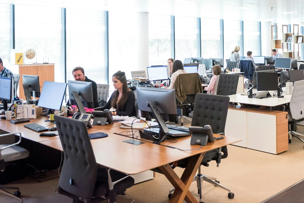 Despiden a una teleoperadora por llamarse a sí misma unas 100 veces al móvil. Todo para descansar de su trabajo 