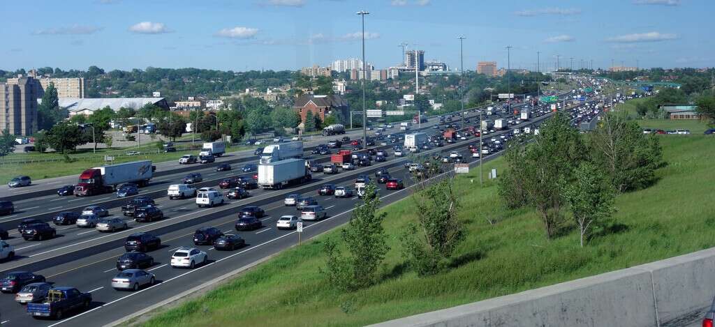 Canadá quería reducir el tráfico y construyó una autopista gigante de 18 carriles: hay embotellamiento diario