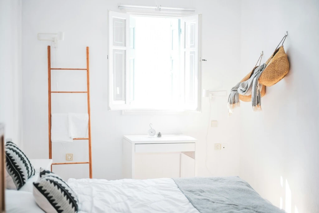 Media España no sabe reconocer los alojamientos fraudulentos, según Airbnb. Ahora se une a la Policía para alertar en vacaciones 