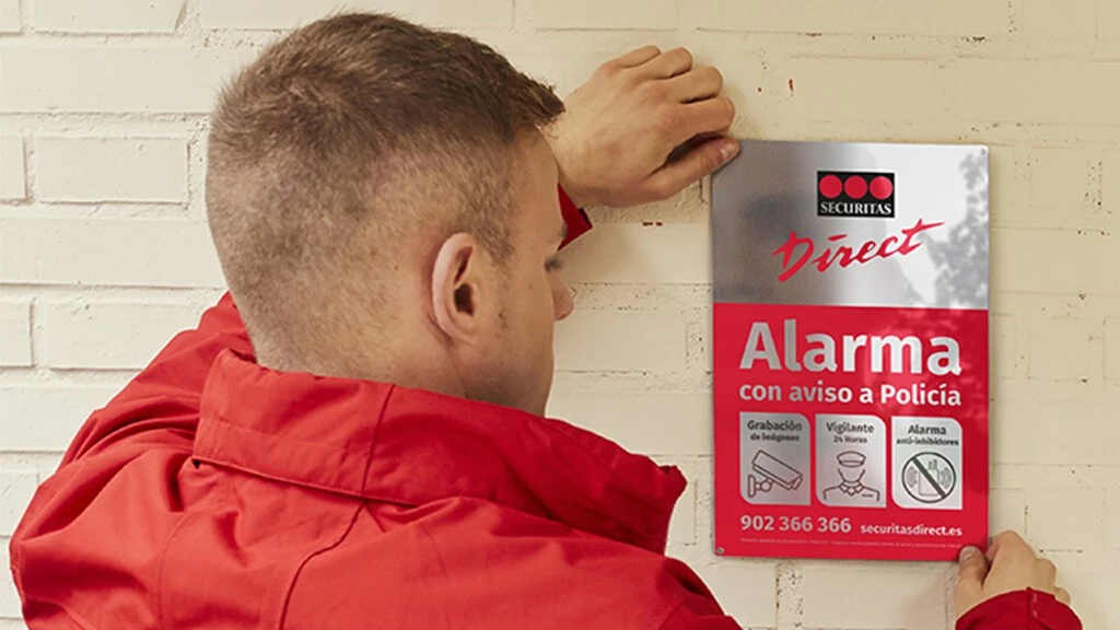 Tener una pegatina de alarma en tu fachada sin tenerla instalada: puede acabar en multas y hasta en cárcel según su diseño 