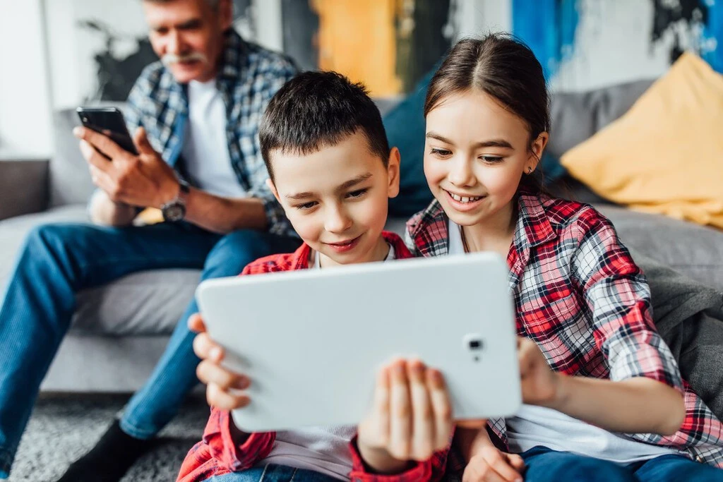 No es que las nuevas generaciones hablen menos en México, es que crecieron escuchando menos palabras 
