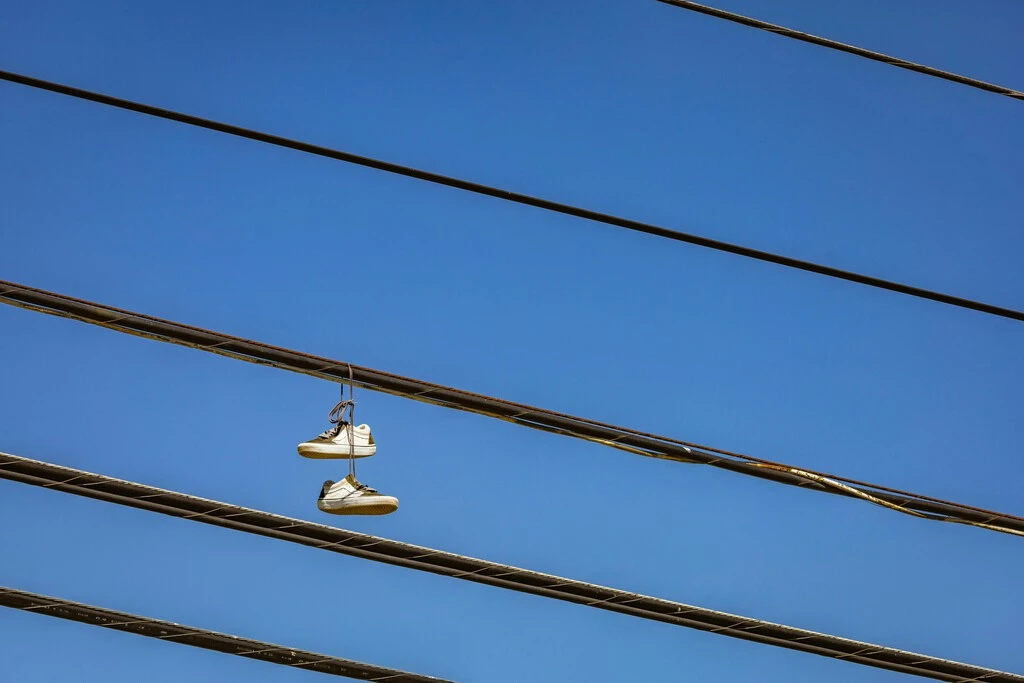 Colgar zapatos en cables de luz no solo pasa en México: esto representa en distintas partes del mundo 