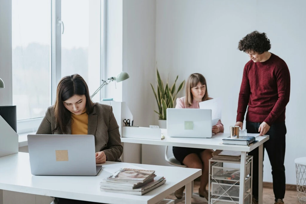 La IA está creando otro problema laboral en México: empleados más productivos, pero más agotados 