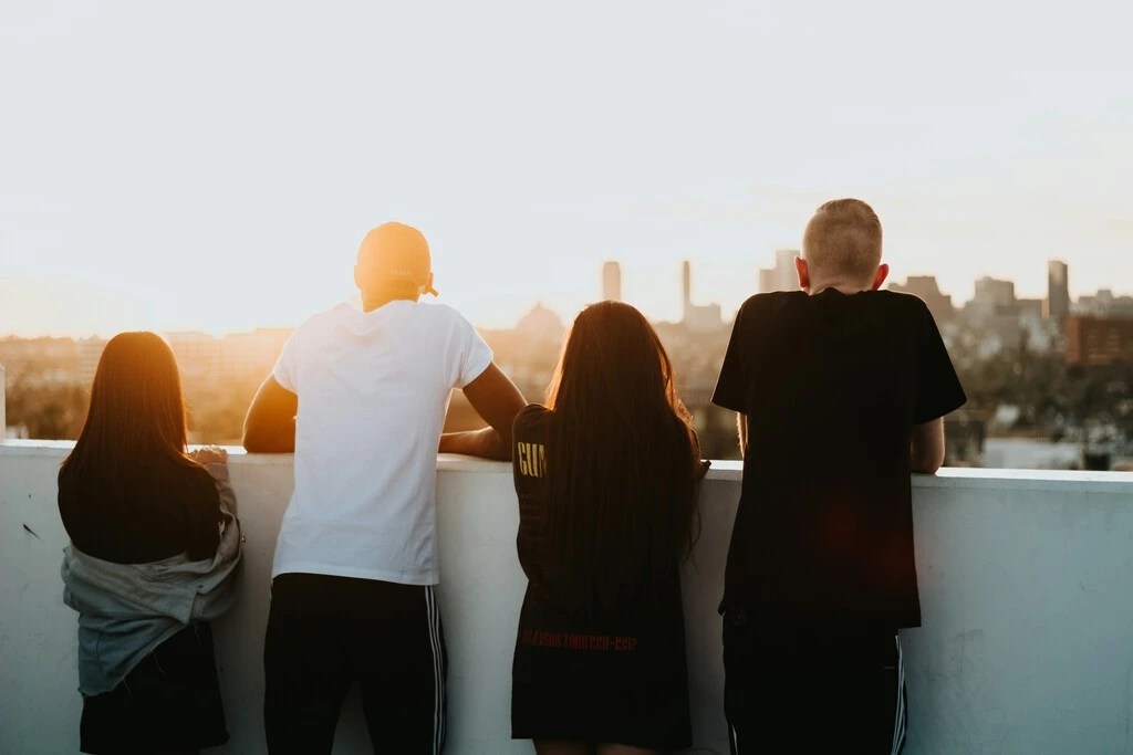 La Generación Z se queja (con razón), pero tiene un panorama laboral mejor que el que tuvimos los millenials con su edad 