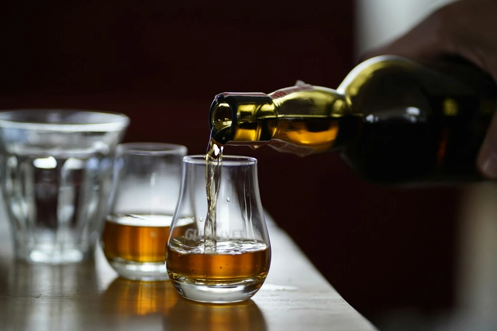 Un hombre guardó un preciado whisky por 17 años: aprendió una durísima lección sobre el arte de almacenarlos 