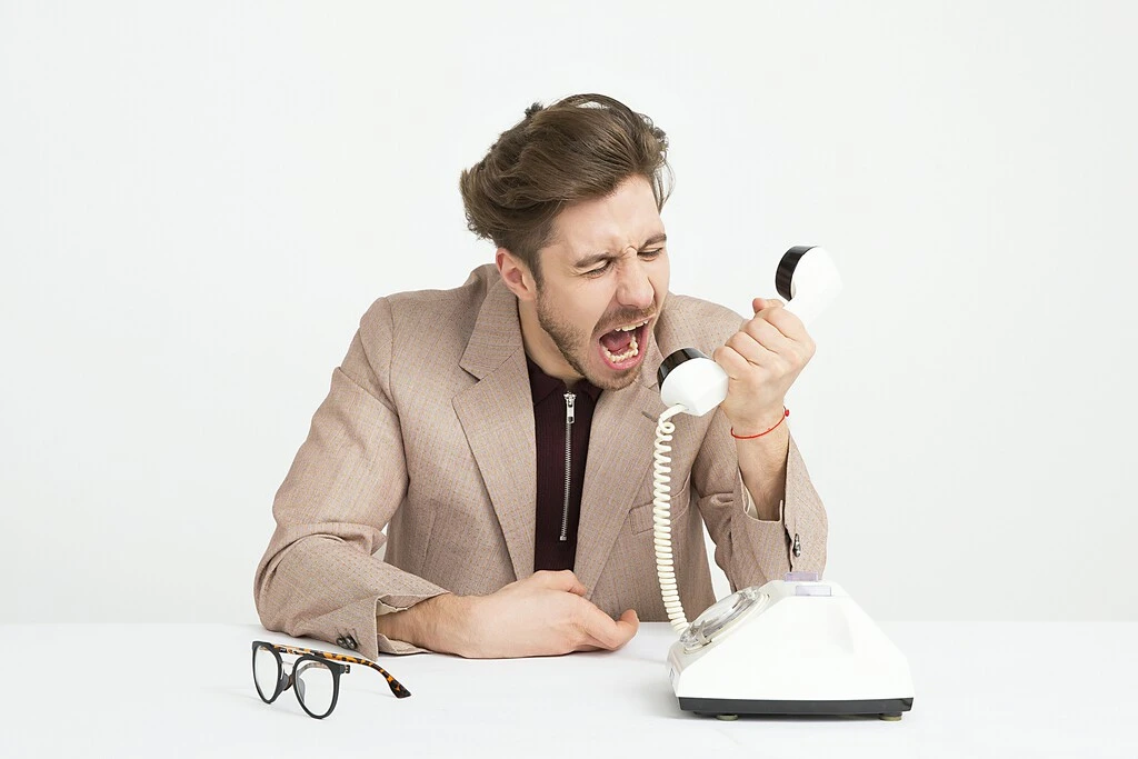 Una CEO dice a sus empleados que están exagerando y que sean adultos. Todo por poner emojis negativos al enterarse de sus despidos 