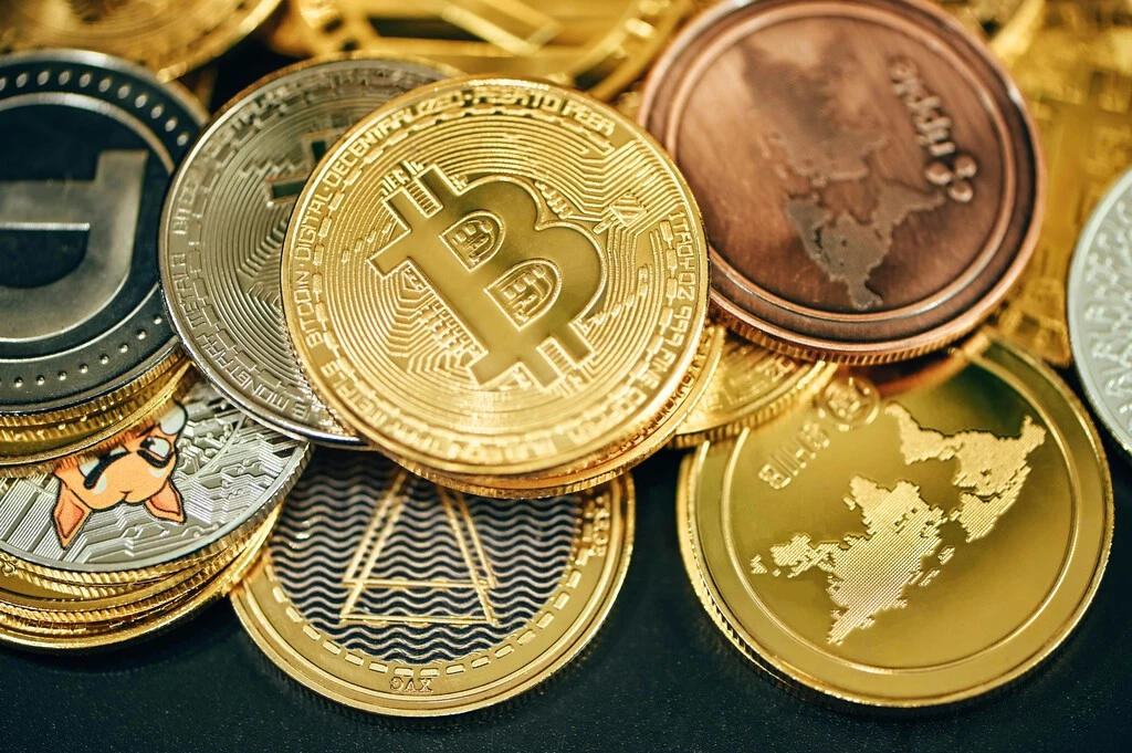 Un gurú de las cripto creó una plataforma que movía miles de millones. Ahora lo acusan de 22 delitos de estafas y favores a Rusia 