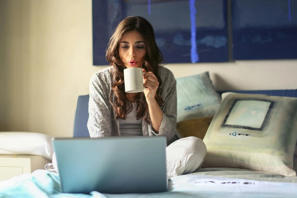 Trabajar desde casa realmente te hace feliz: la ciencia lo confirma y los datos son contundentes 