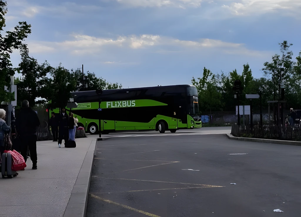 Estos autobuses tienen Wi-Fi, zona para trabajar y app con seguimiento: así busca FLiX cambiar los viajes en México 
