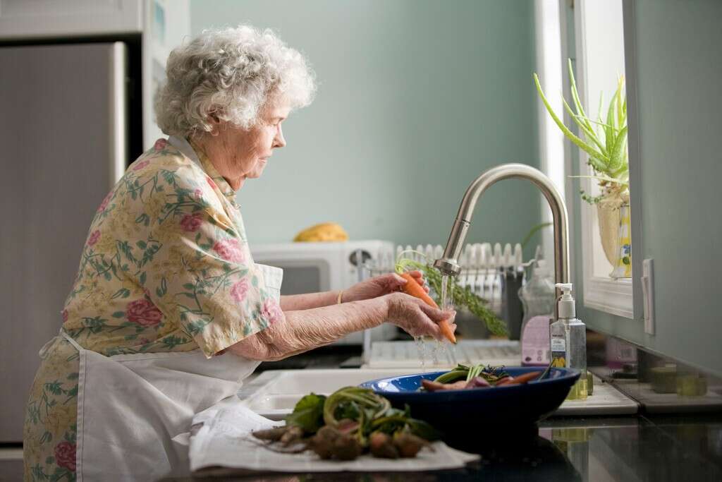 Ser una persona mayor de 65 años en Madrid tiene beneficios: a estos programas se pueden acoger 