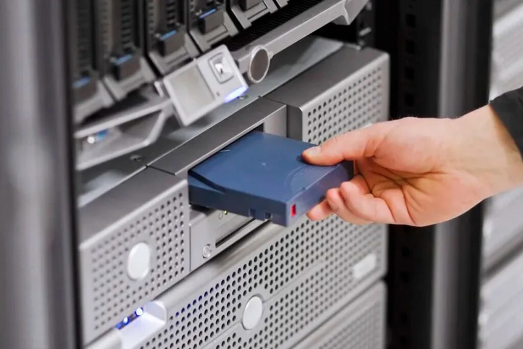 Esta tecnología tiene 146 años y compite contra el SSD y HDD por ser la opción más popular para guardar información 
