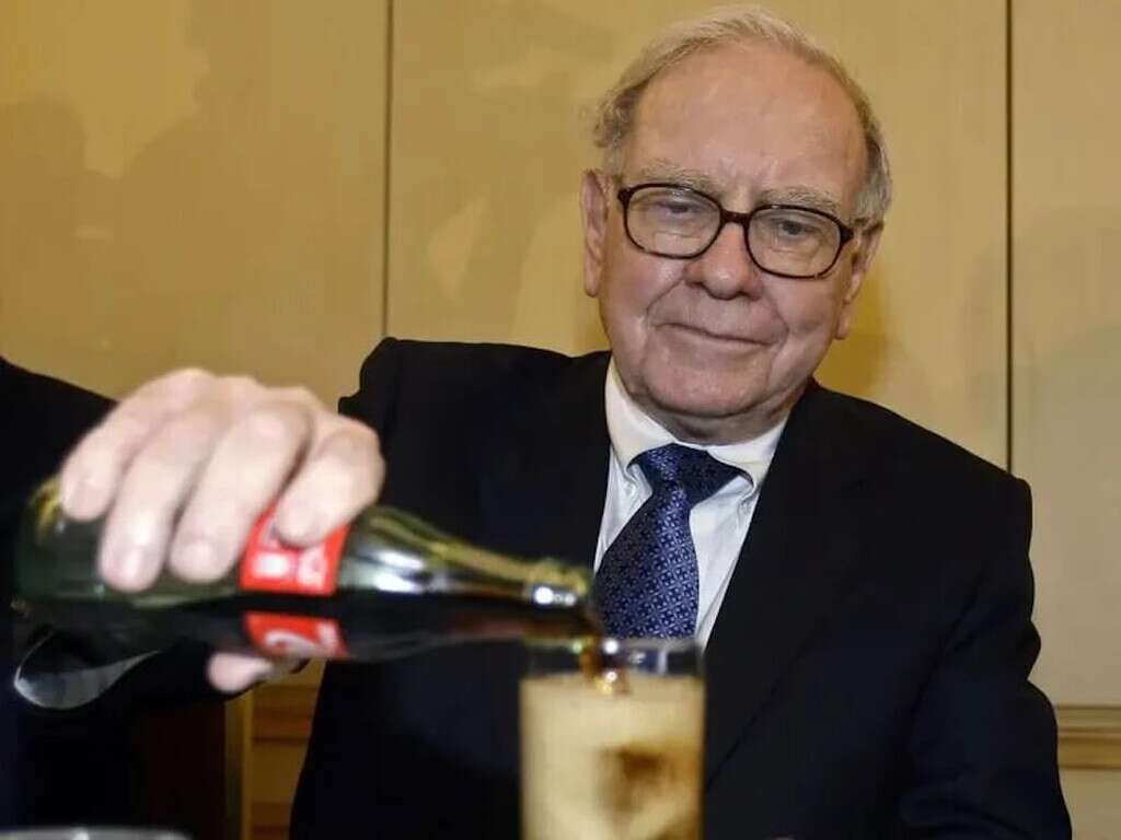 Es uno de los mayores accionistas de Apple, tiene 94 años y los médicos no se explican 'cómo sigue vivo': toma Coca Cola y McDonald's cada día 