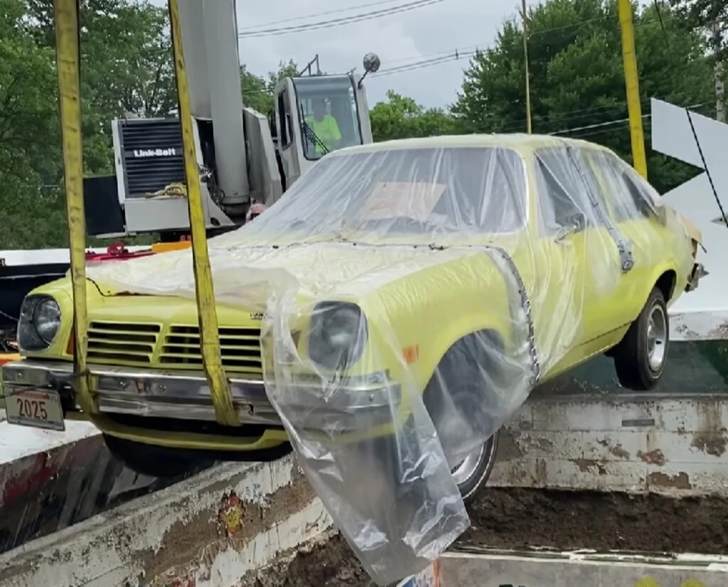 Enterraron un auto nuevo en 1975 y lo olvidaron bajo tierra: medio siglo después, este Chevrolet Vega volvió a nacer 