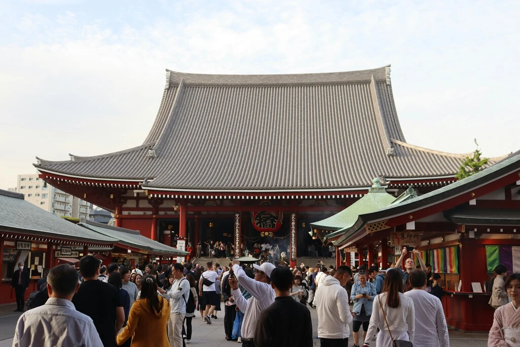 Japón ya descubrió qué les hace falta para recibir a 60 millones de turistas: trabajadores en hoteles 