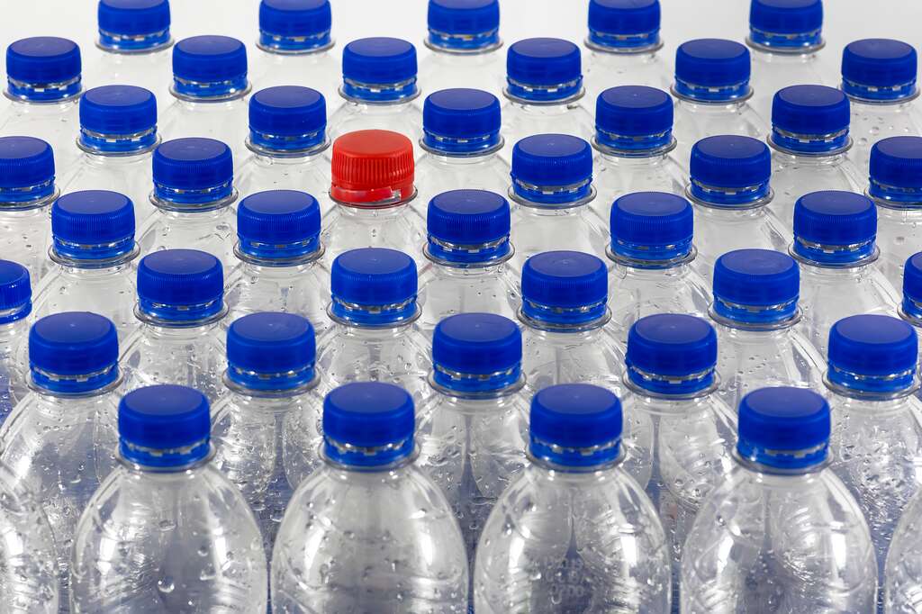 Tras la taparrosca que no se desprende, las botellas de plástico de Europa tendrán otra novedad en 2025