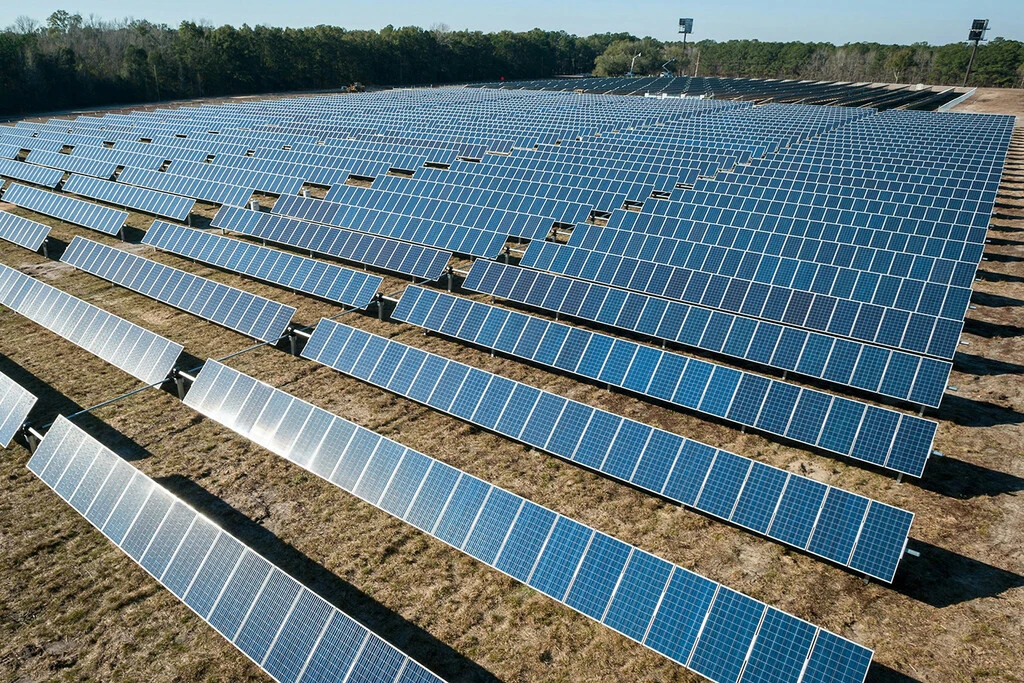 China presume la mayor planta de energía solar del mundo, pero lo que no presume tanto es de reprimir a los uigure