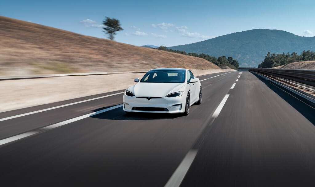 Más de 4,000 Tesla en México tienen letras tan pequeñas en su pantalla que PROFECO ha emitido una alerta: los conductores pueden chocar 