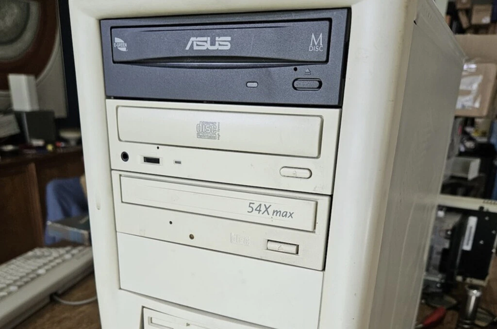 Compró este ordenador por 10 dólares pensando que era vintage, pero no imaginaba lo que contenía en su interior