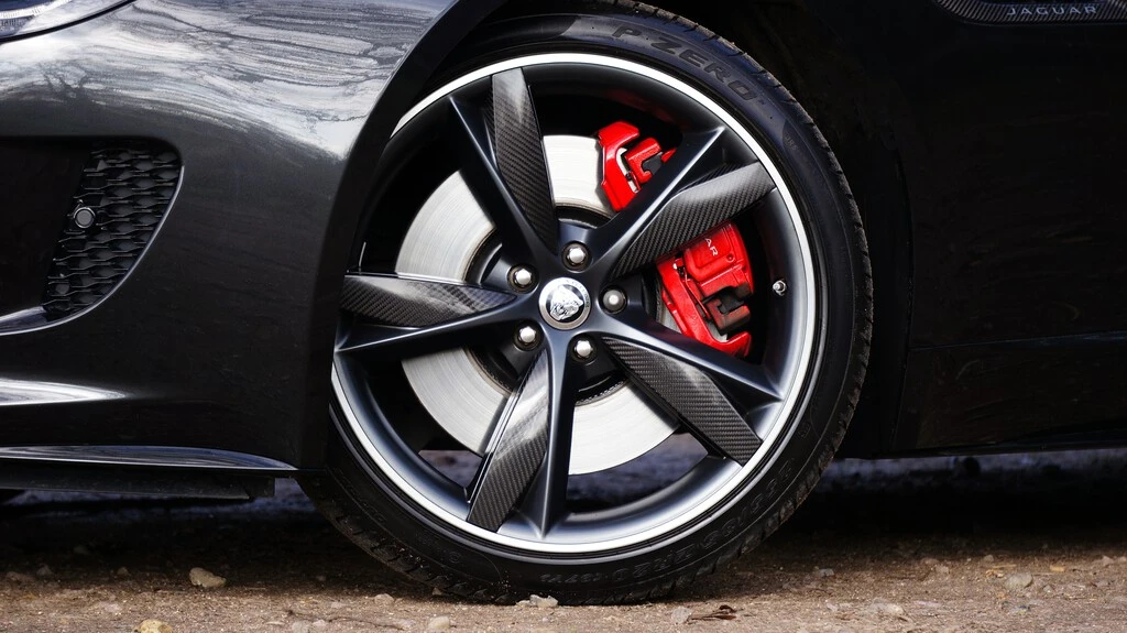 Qué se supone que hace el vinagre en las llantas de los carros y por qué mucha gente lo sigue utilizando 