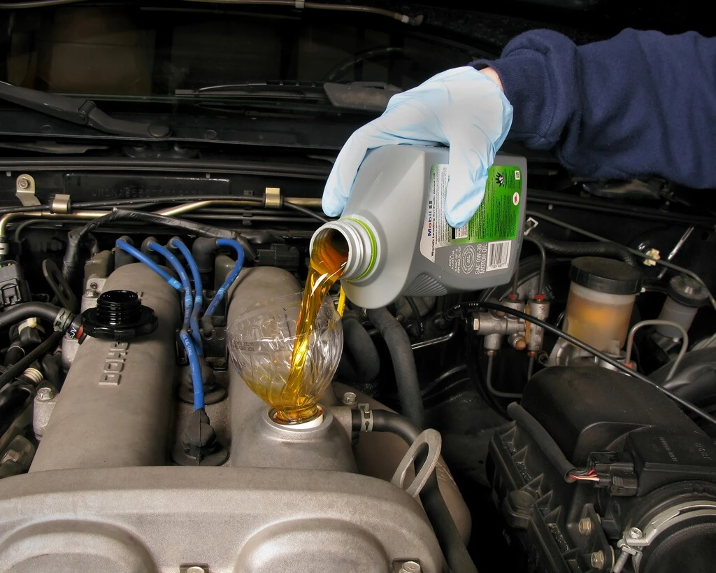 No medir la cantidad de aceite que usas en tu auto es un error más común de lo que imaginas y puede costarte miles de pesos 