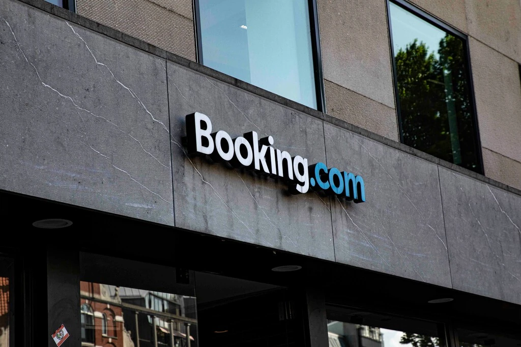 
Booking es la web favorita de los españoles... pero los hoteles están hartos: animan a más alojamientos a sumarse a su megademanda 