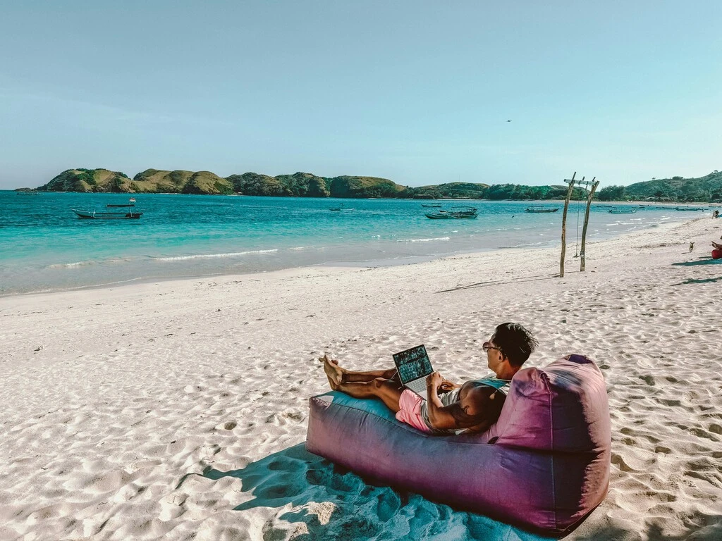 Lleva cinco años haciendo 'vacaciones silenciosas' y ha contado su truco para que no le pillen. Esta es su experiencia 