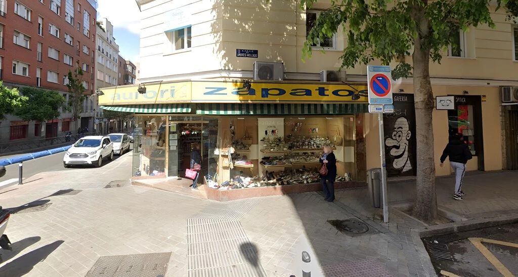Una zapatería de Madrid no tiene redes sociales pero es tan popular entre la generación Z que la han hecho viral en TikTok 