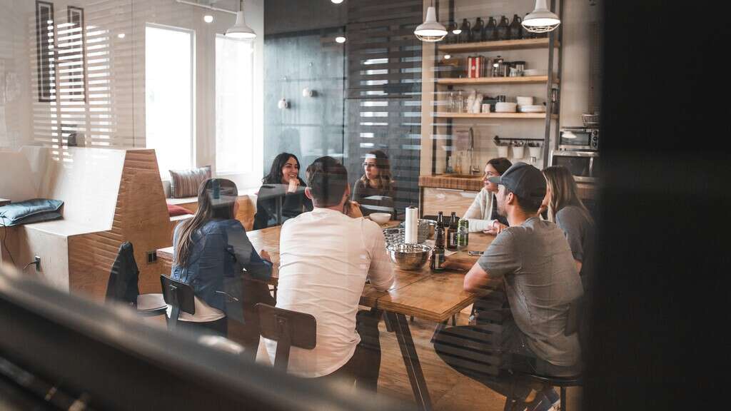 Los españoles no están disgustados con abandonar el teletrabajo pero algo les molesta mucho: las oficinas no están a la altura 