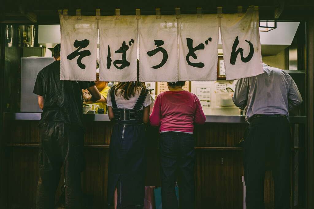 En Japón es común que los clientes humillen a los trabajadores y por fin quieren frenarlo: tecnología y políticas de tolerancia cero