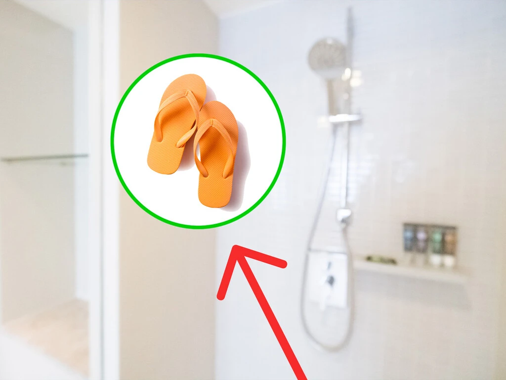Bañarse con chanclas no solo es más seguro, sino más higiénica; así lo explica la ciencia 