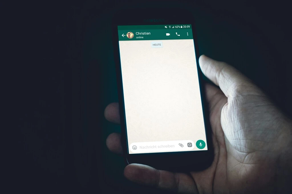 Tus jefes no pueden meterte en un grupo de WhatsApp: no hay una ley que lo diga, pero sí normas y sentencias que lo avalan 